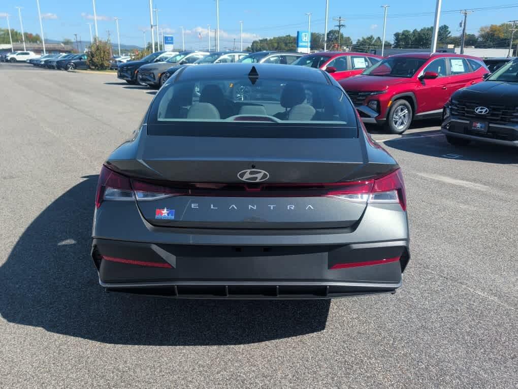 New 2026 Hyundai Elantra SE FWD image 17