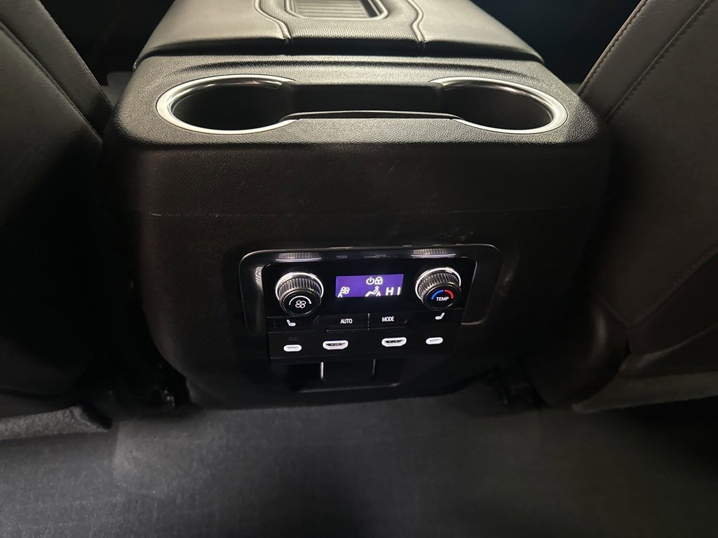 Used 2024 GMC Yukon XL SLT w/ SLT Luxury Package image 17