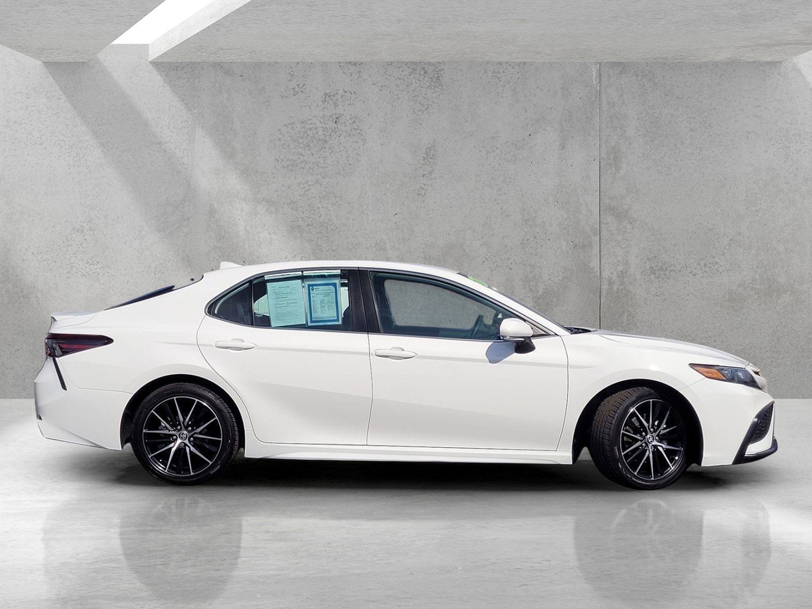 Used 2024 Toyota Camry SE image 3