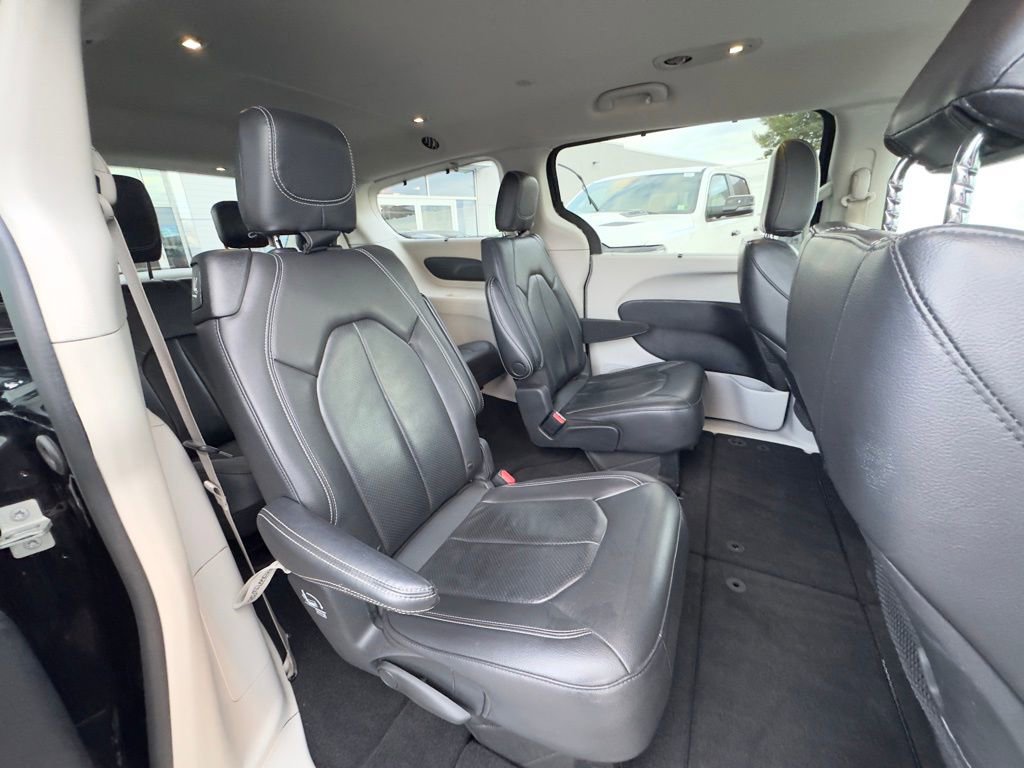 Used 2022 Chrysler Pacifica Touring-L image 21