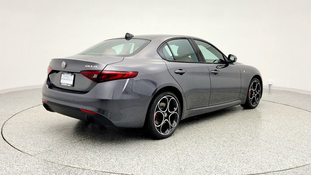 Used 2022 Alfa Romeo Giulia Ti image 5