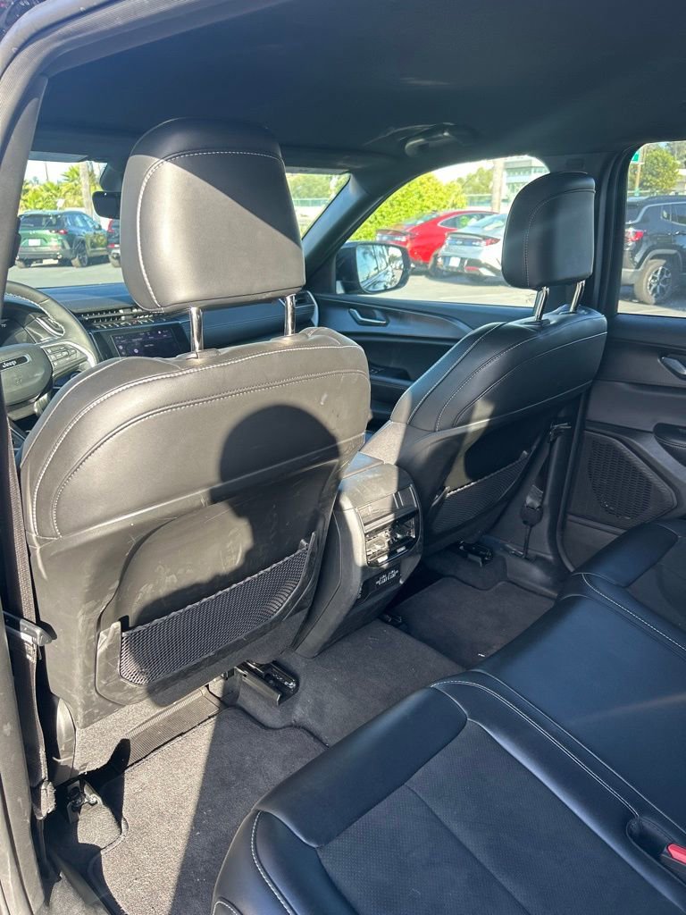 Used 2025 Jeep Grand Cherokee Altitude image 11