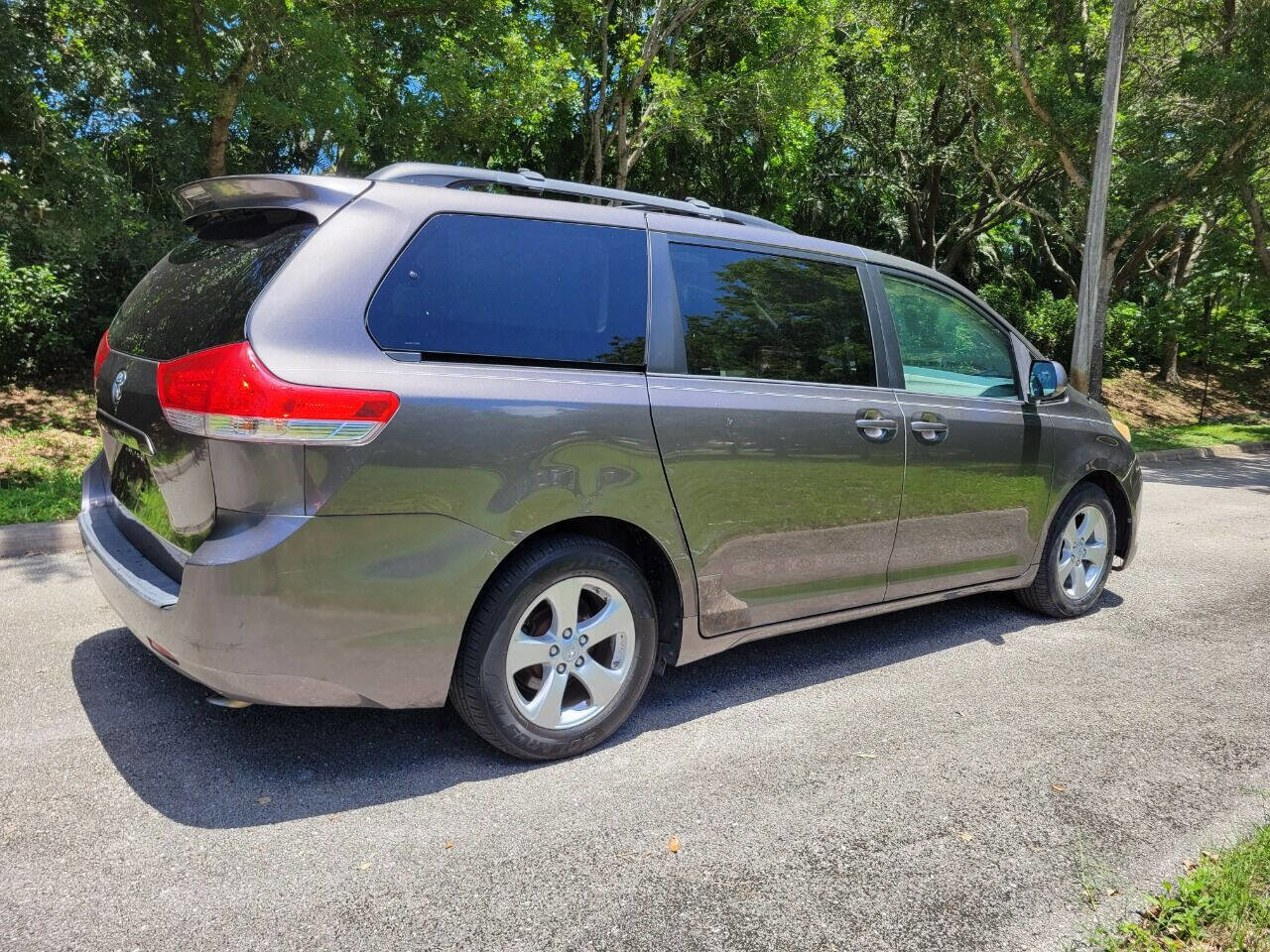 Used 2012 Toyota Sienna LE image 7
