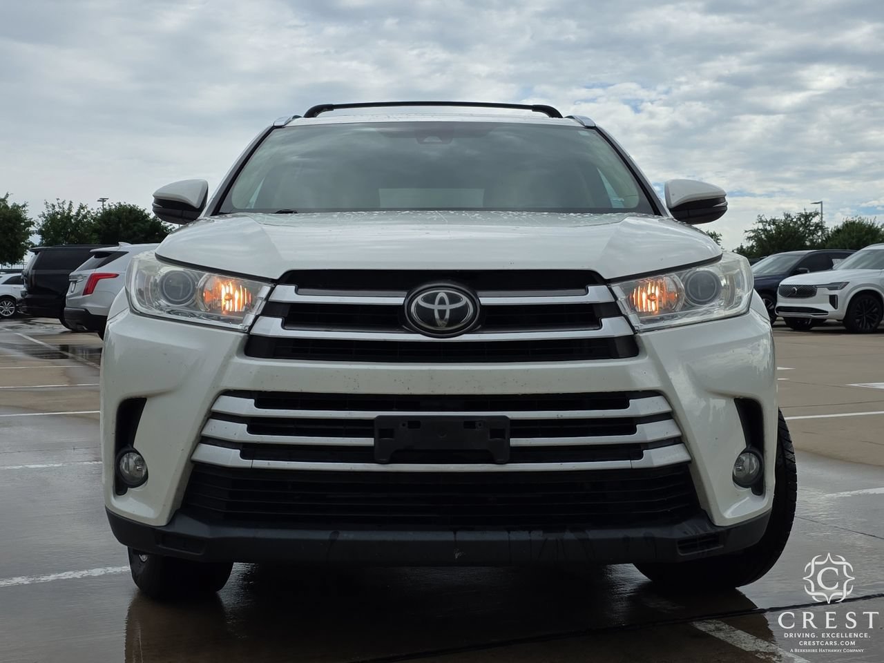 Used 2019 Toyota Highlander XLE FWD image 2