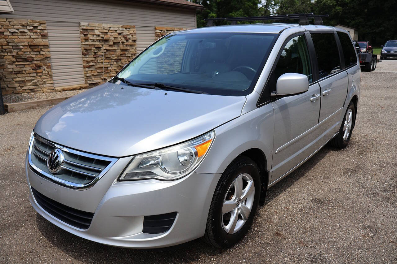 Used 2010 Volkswagen Routan SE FWD image 4