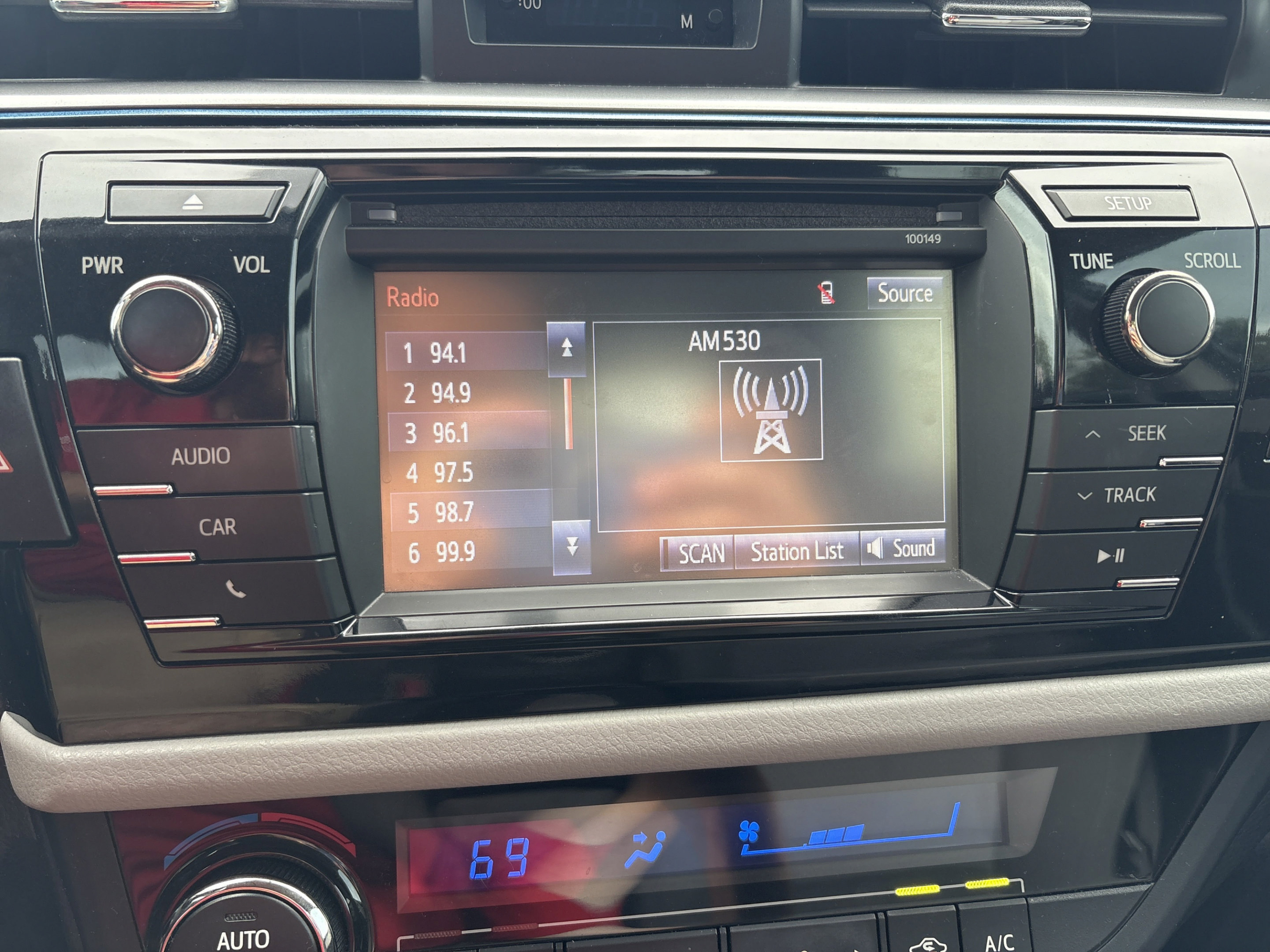Used 2015 Toyota Corolla LE FWD image 10