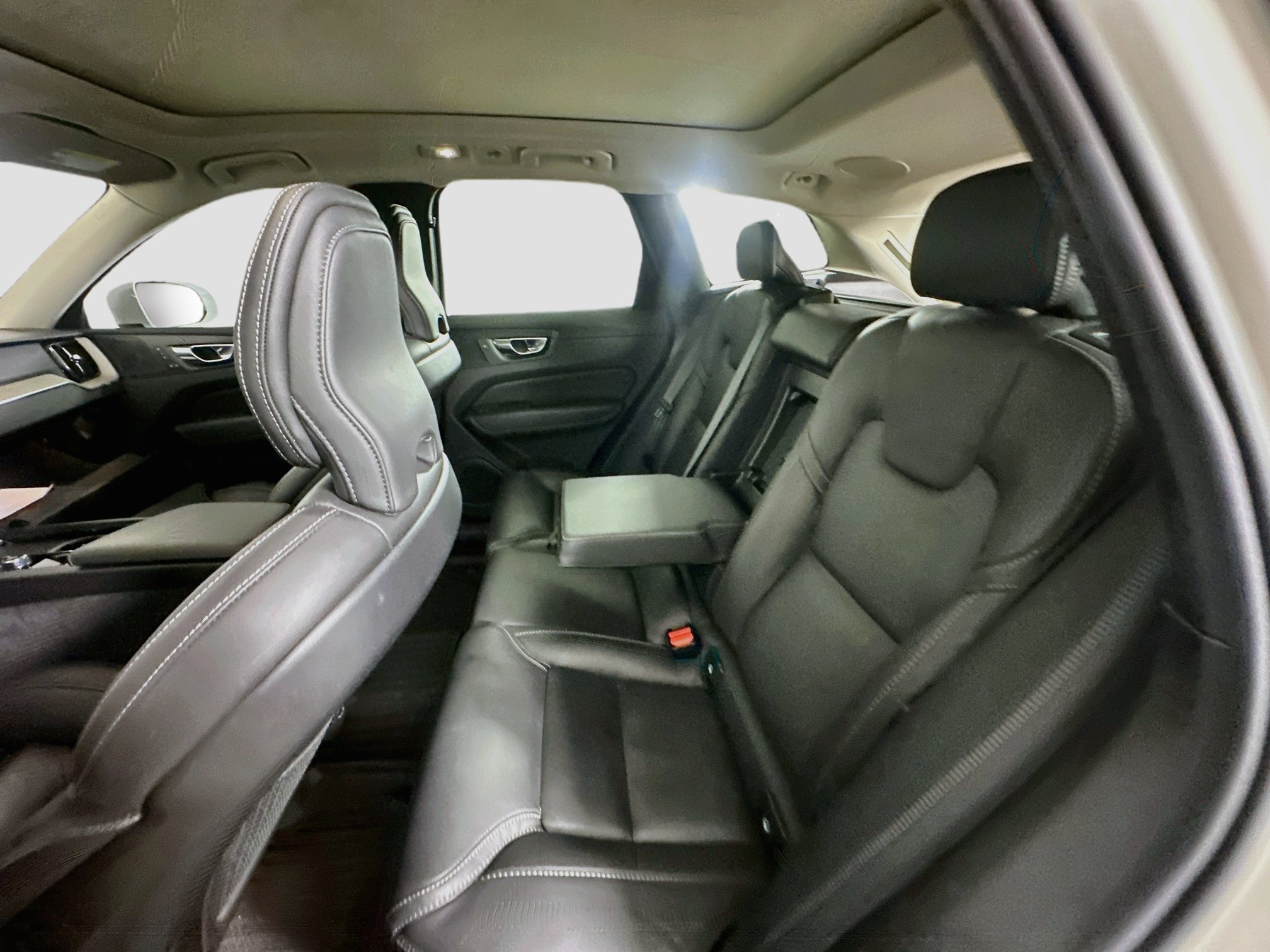 Used 2022 Volvo XC60 B5 Inscription w/ Advanced Package FWD image 29