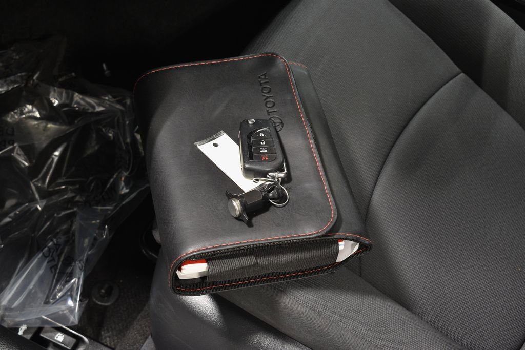 Used 2022 Toyota Corolla LE image 39