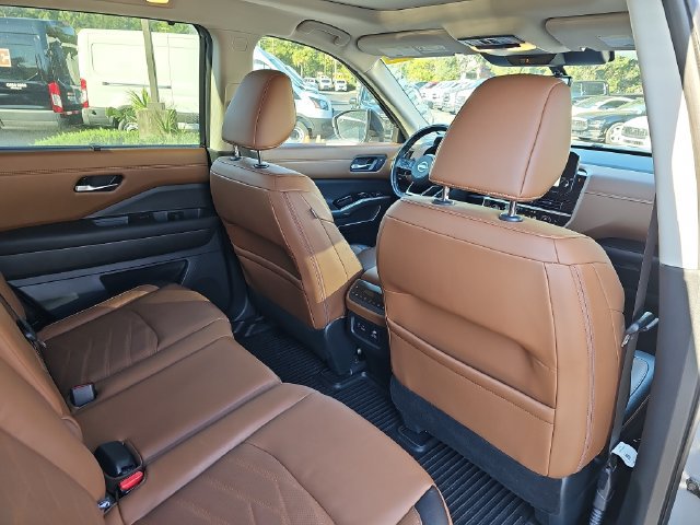 Used 2024 Nissan Pathfinder Platinum FWD image 13