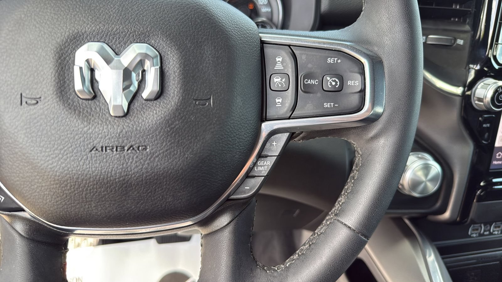 Used 2025 RAM 1500 Laramie AWD/4WD image 15