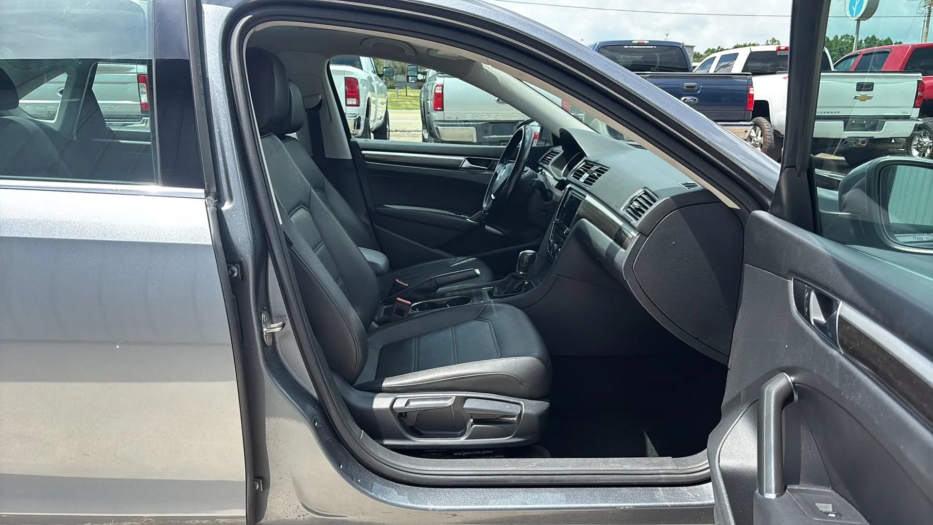 Used 2018 Volkswagen Passat 2.0T SE w/ SE Lighting Package FWD image 16