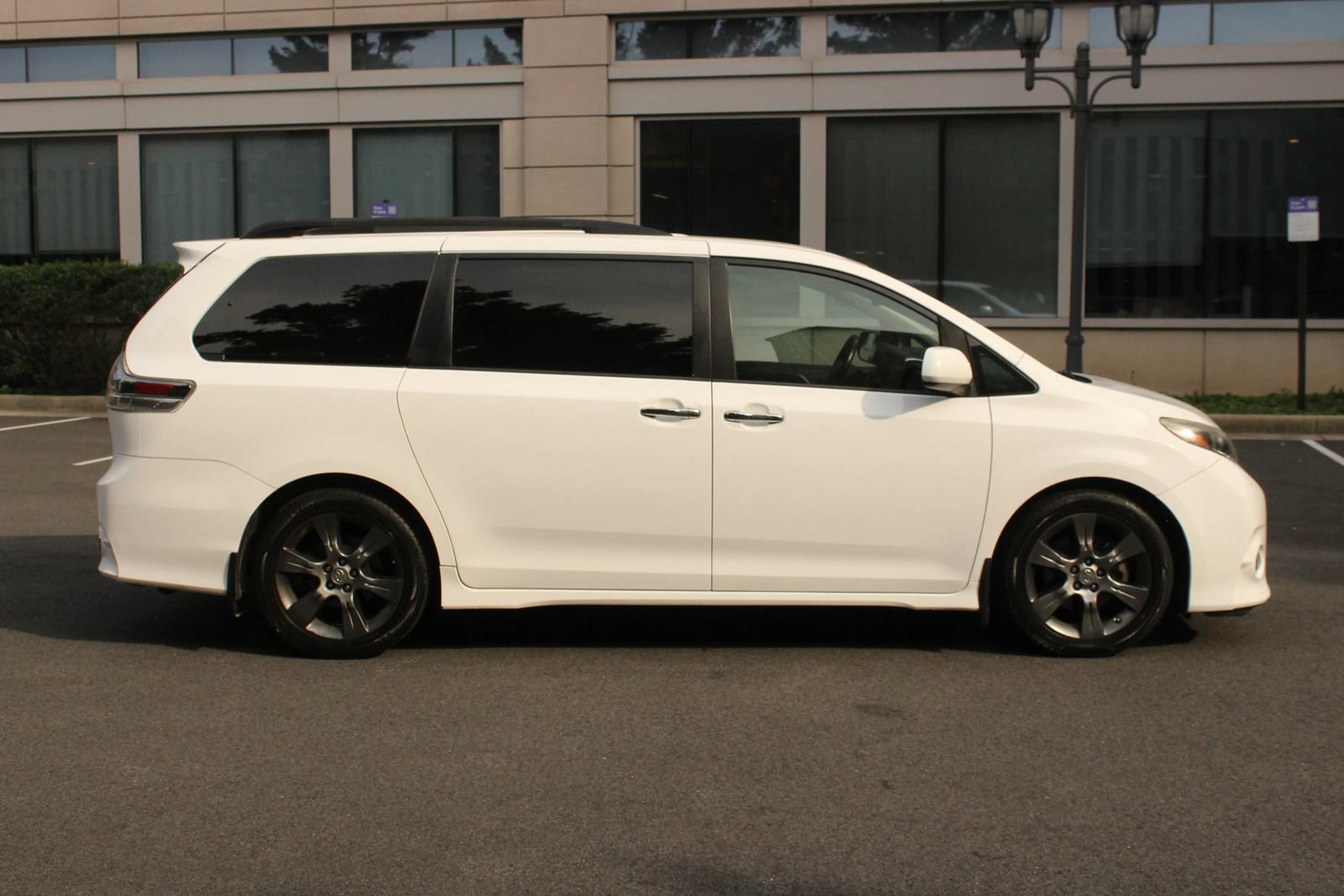 Used 2015 Toyota Sienna SE FWD image 6