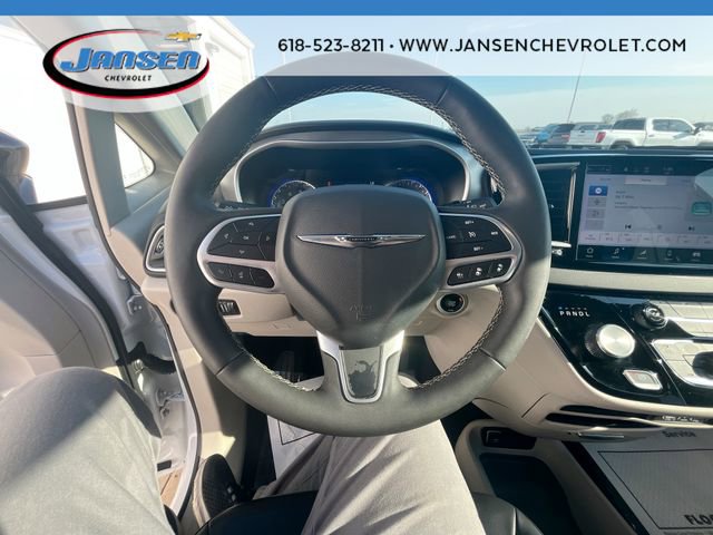 Used 2024 Chrysler Pacifica Touring-L FWD image 12
