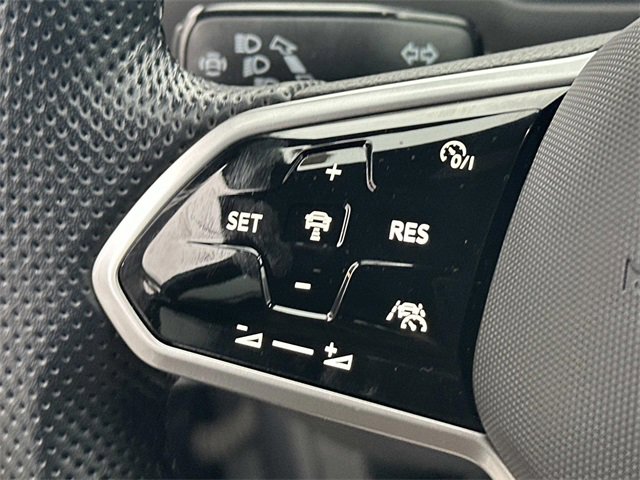 Used 2022 Volkswagen Tiguan SE R-Line image 9