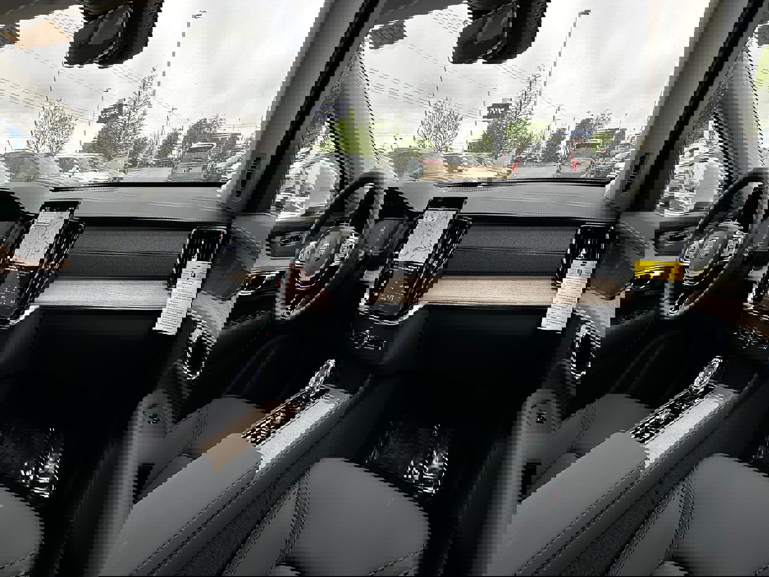 New 2025 Volvo XC90 T8 Plus w/ Protection Package Premier image 11