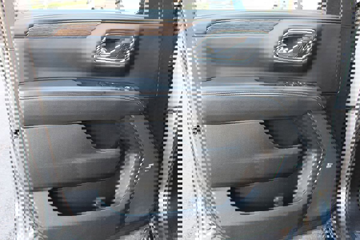 Used 2021 Chevrolet Tahoe Premier w/ Premium Package image 12