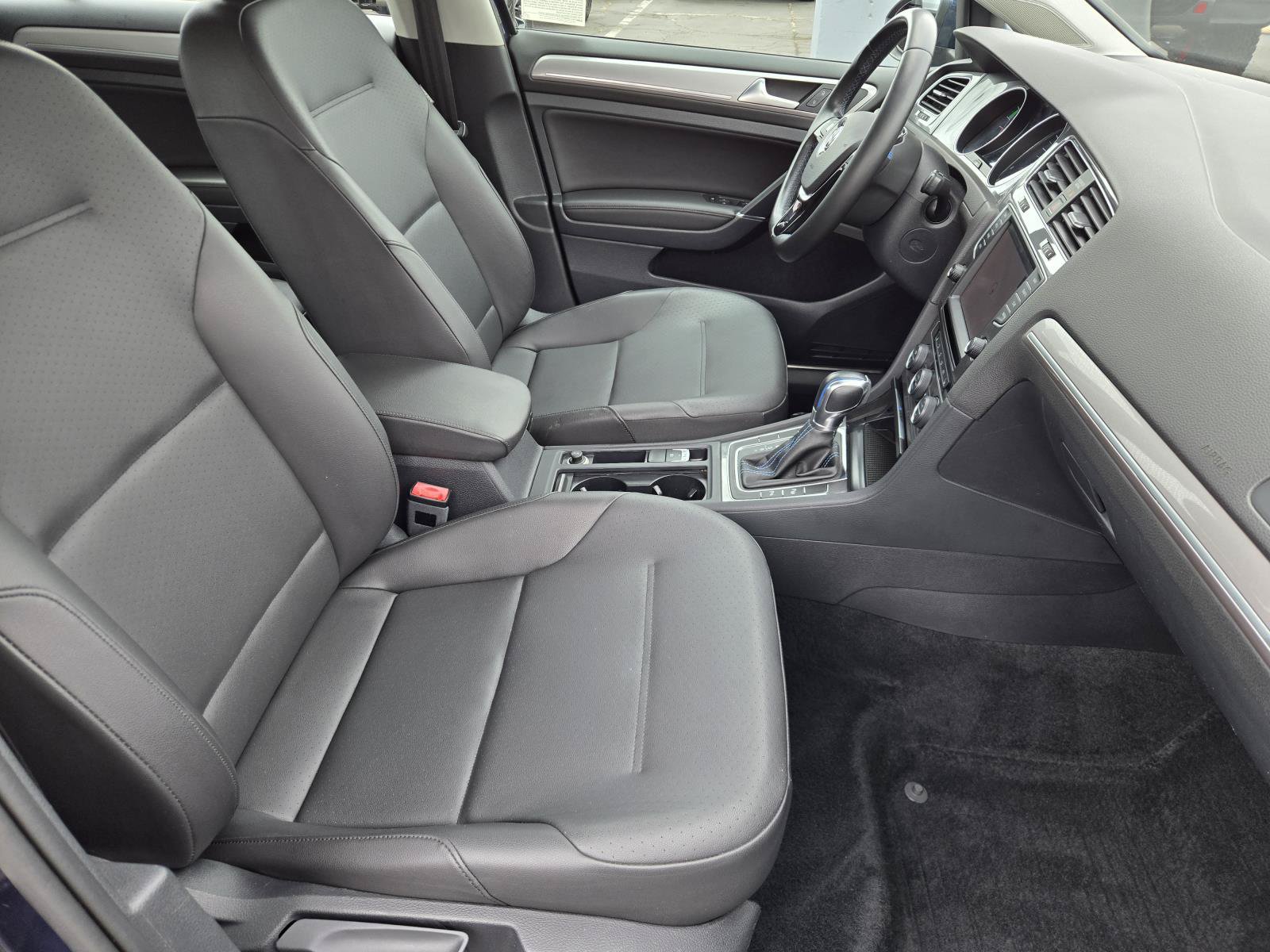 Used 2016 Volkswagen e-Golf SEL Premium w/ Driver Assistance Package FWD image 30