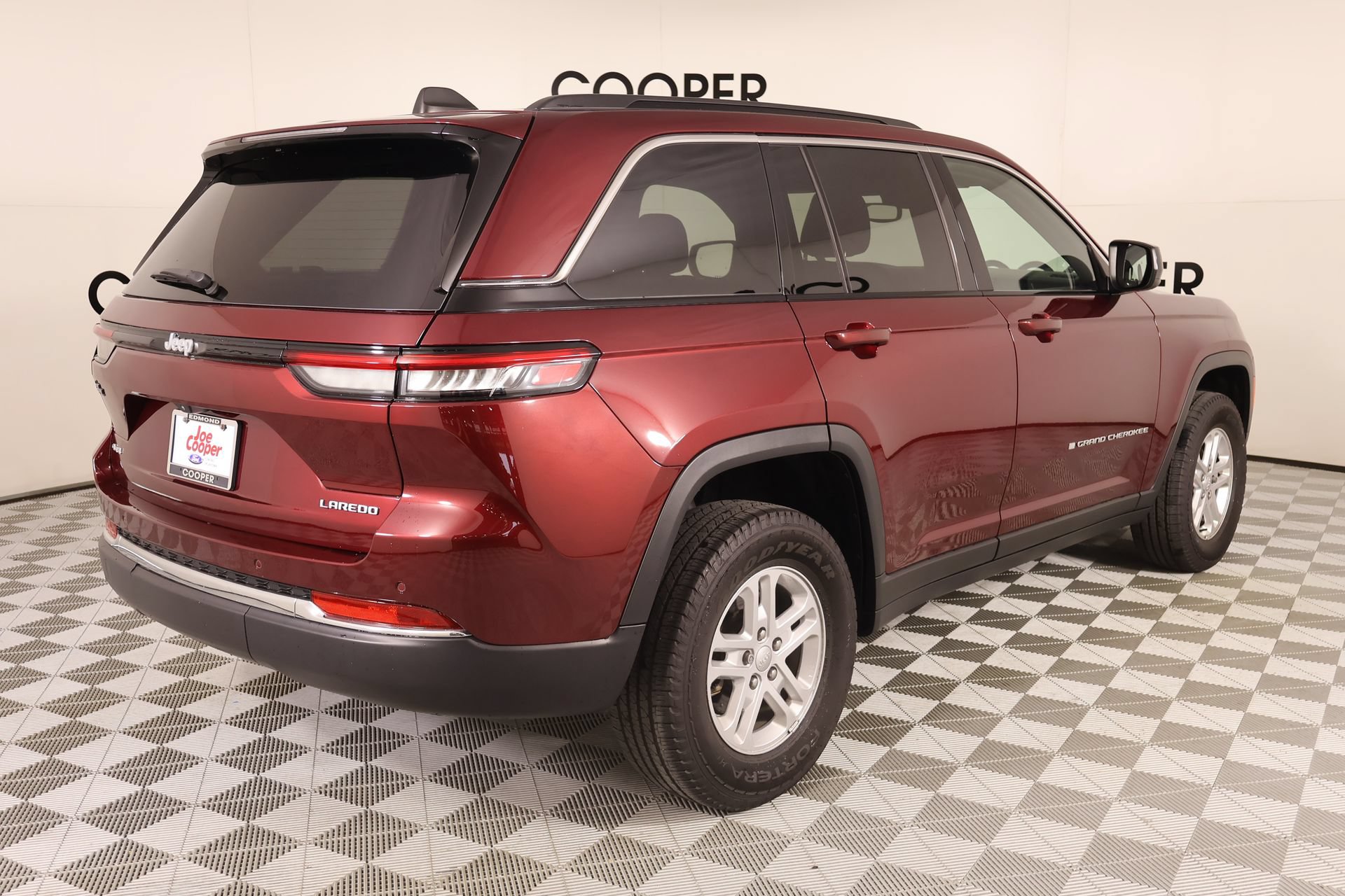 Used 2024 Jeep Grand Cherokee Laredo w/ Luxury Tech Group I AWD/4WD image 20