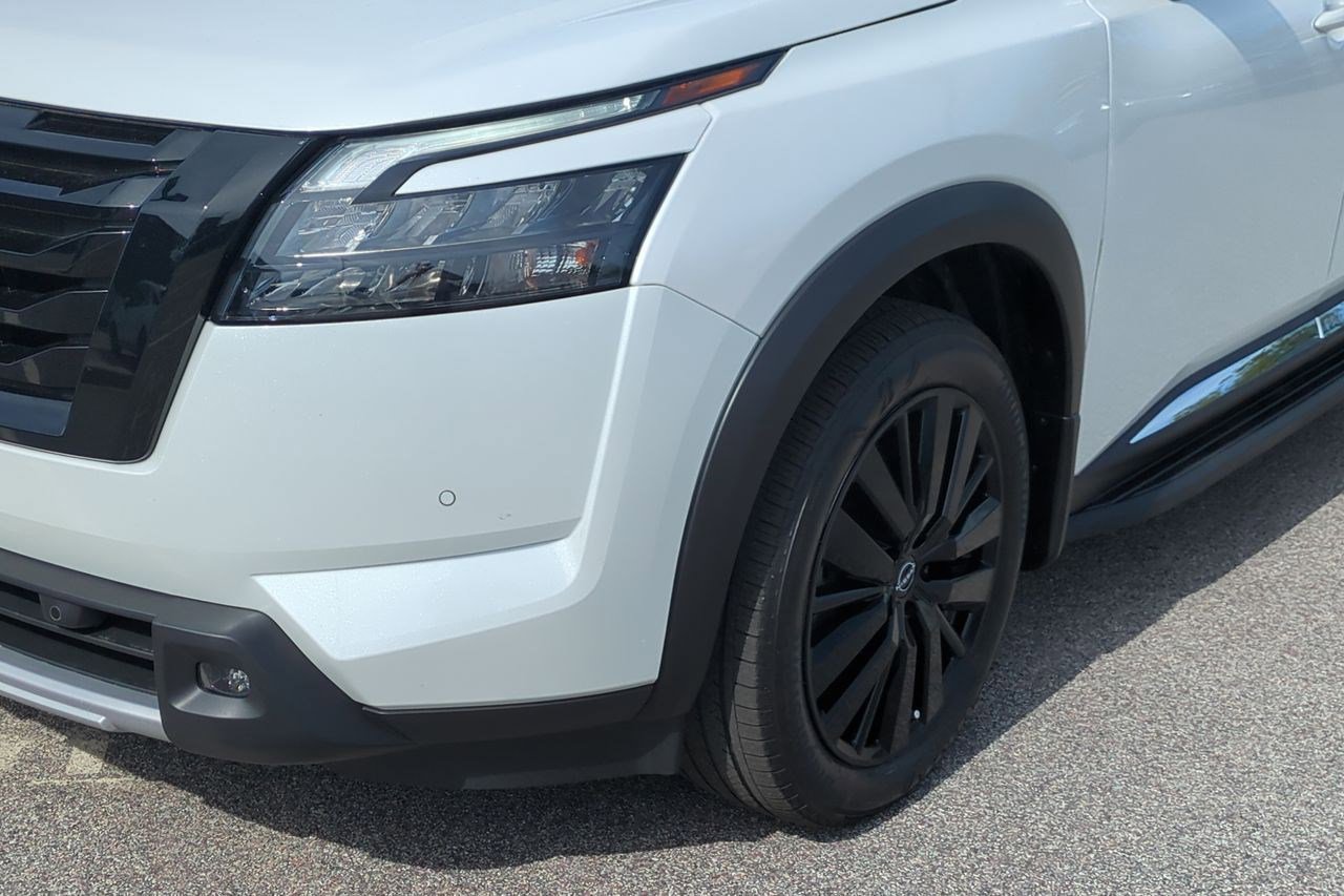 Certified 2025 Nissan Pathfinder Platinum AWD/4WD image 10