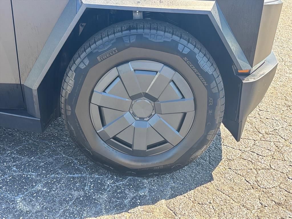 Used 2025 Tesla Cybertruck AWD Crew Cab image 10
