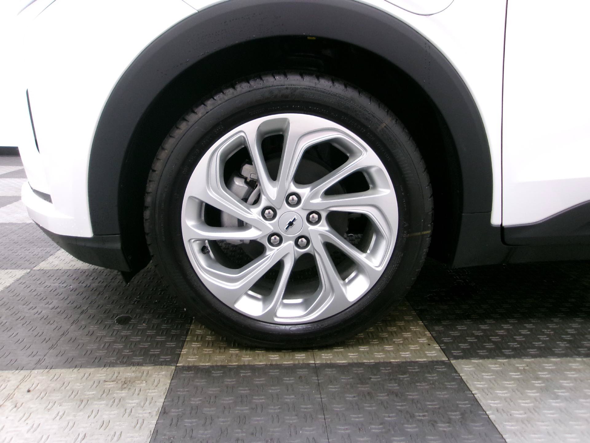 New 2027 Chevrolet Bolt LT w/ Comfort Package FWD image 16