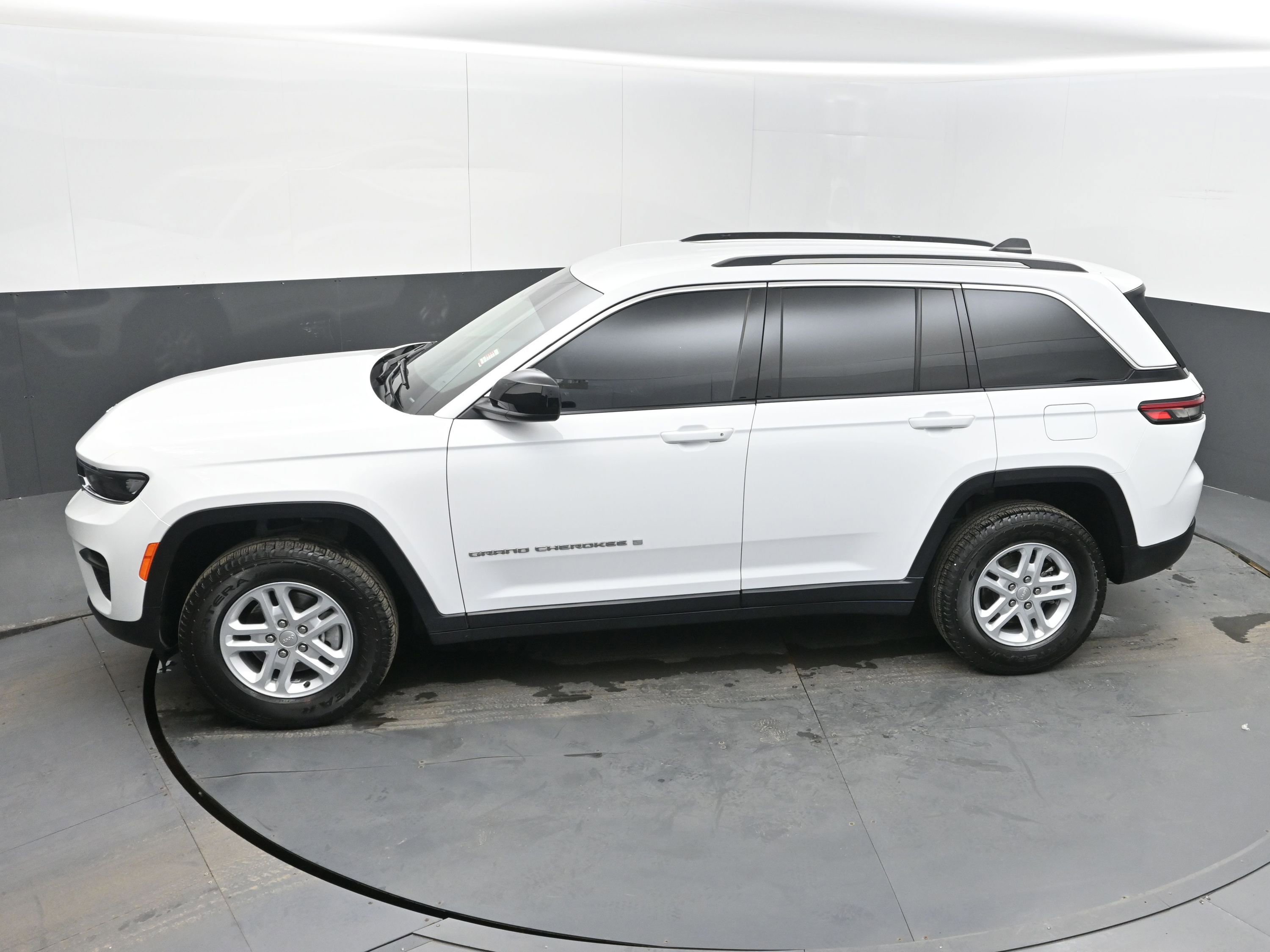 Used 2023 Jeep Grand Cherokee Laredo AWD/4WD image 33