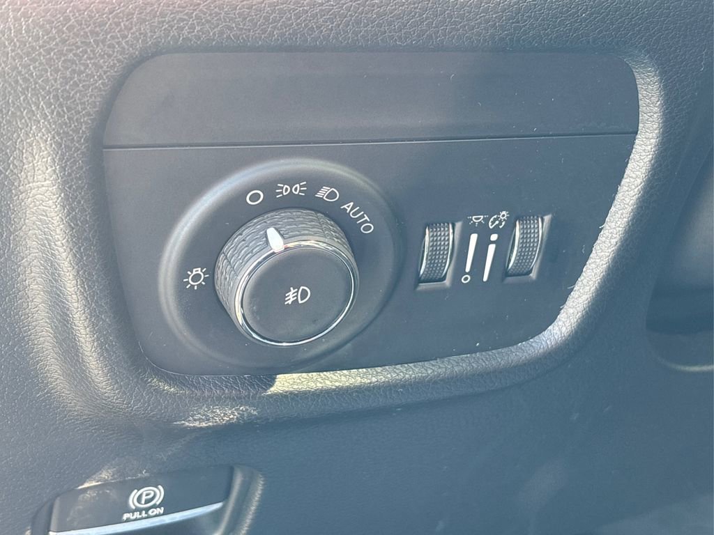 Used 2023 Jeep Grand Cherokee Limited w/ Luxury Tech Group II image 42