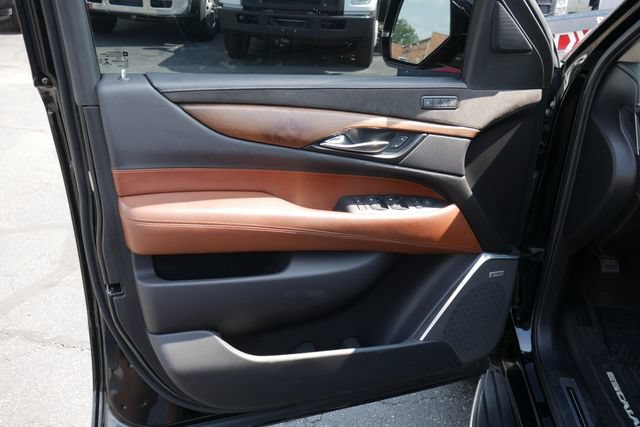 Used 2020 Cadillac Escalade Luxury AWD/4WD image 16