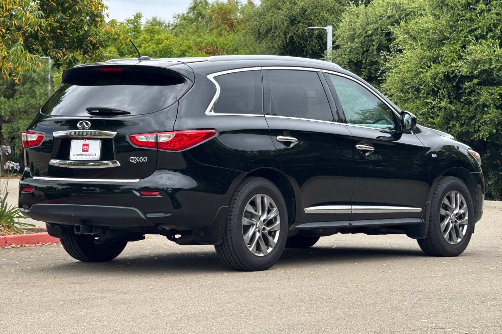 Used 2015 INFINITI QX60 Luxe w/ Premium Plus Package AWD/4WD image 4