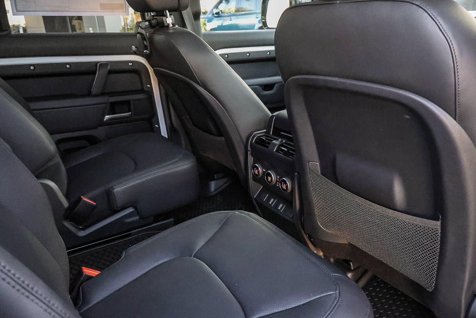 New 2026 Land Rover Defender 130 X-Dynamic SE AWD/4WD image 19