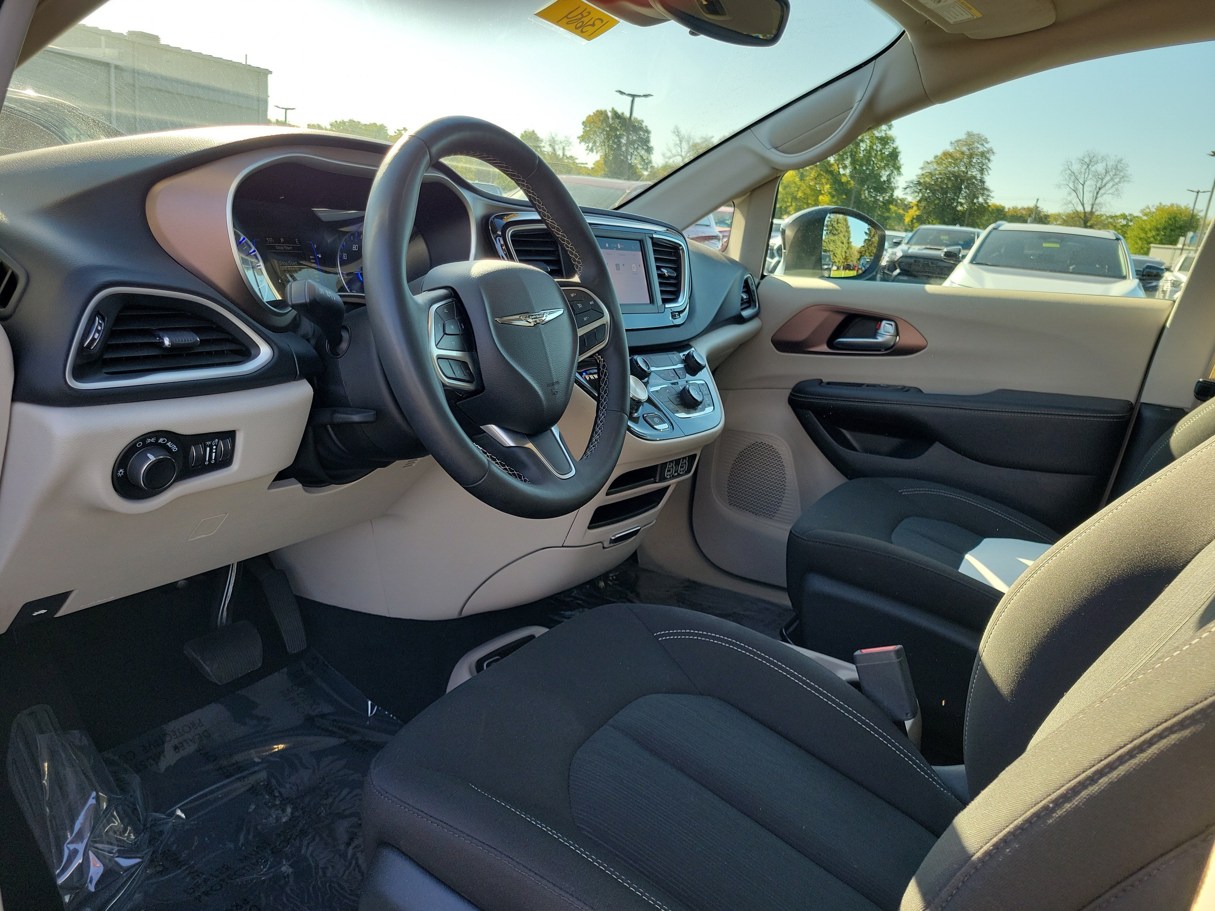 Used 2024 Chrysler Voyager LX FWD image 19