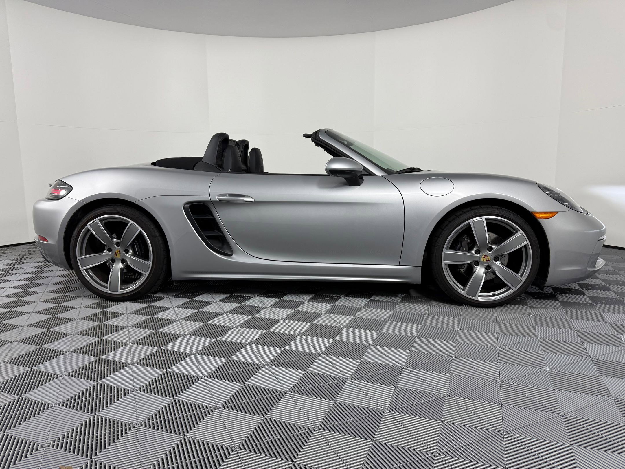 Certified 2024 Porsche 718 Boxster image 8