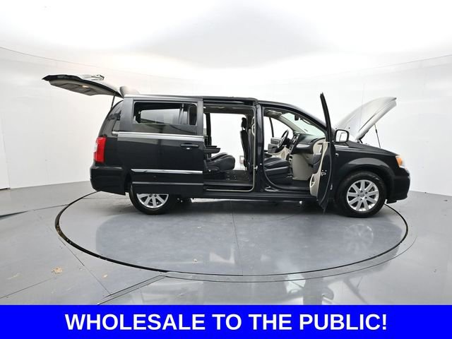 Used 2014 Chrysler Town & Country Touring image 41