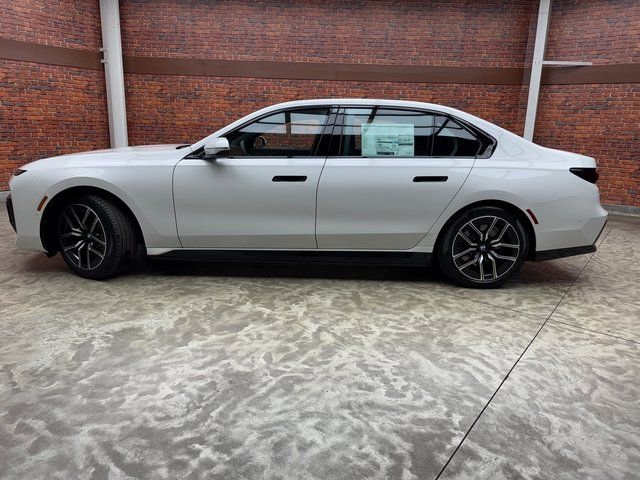 Used 2025 BMW i7 xDrive60 image 2