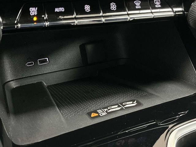 Used 2025 Chevrolet Traverse LT image 36