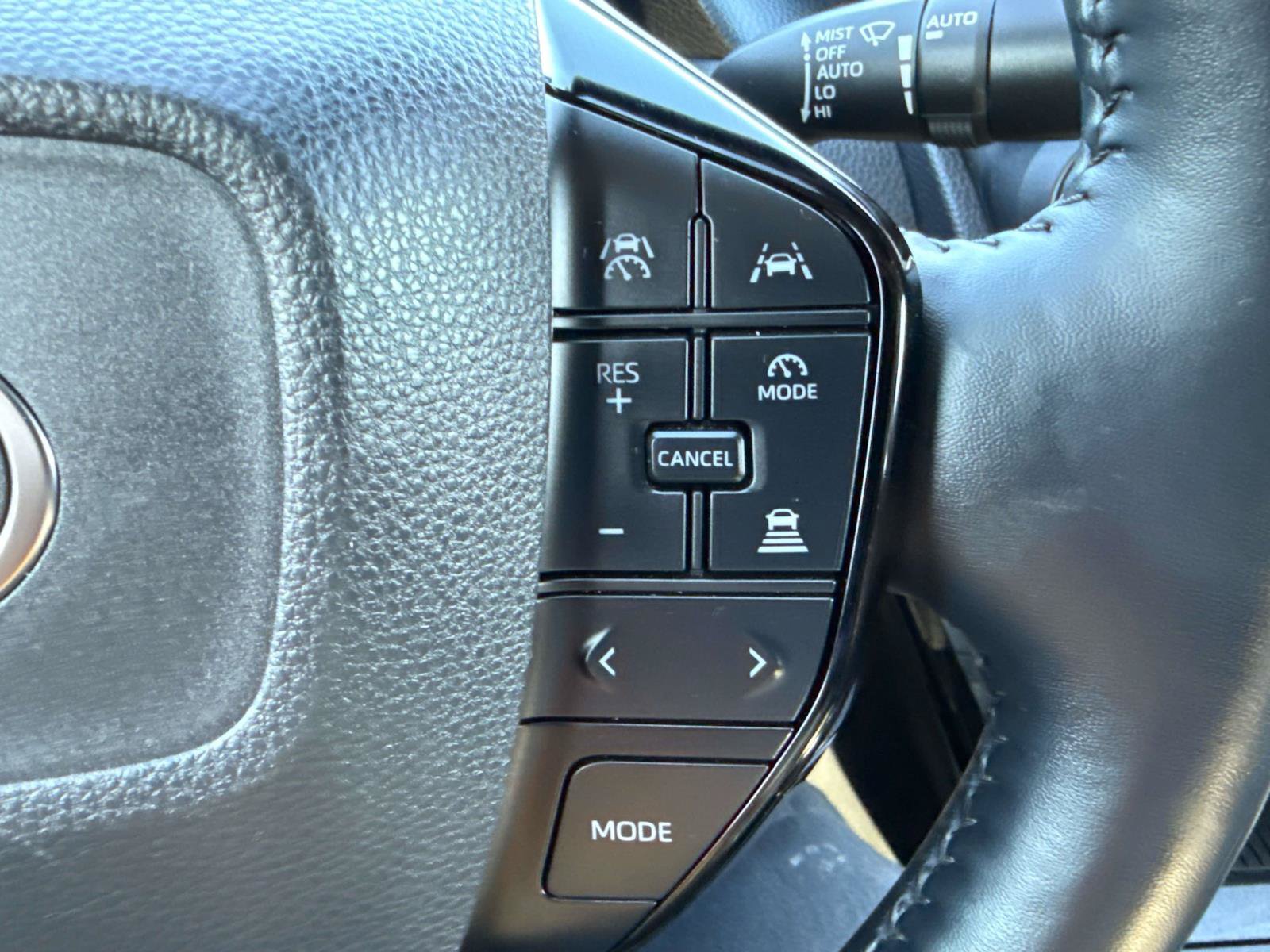 Used 2025 Toyota Prius XLE FWD image 25