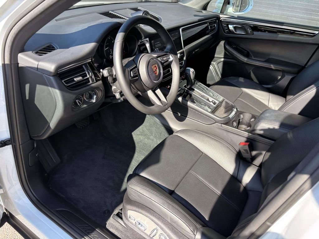 Certified 2025 Porsche Macan image 17