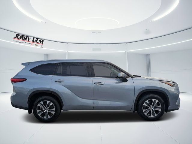 Used 2021 Toyota Highlander XLE AWD/4WD image 2
