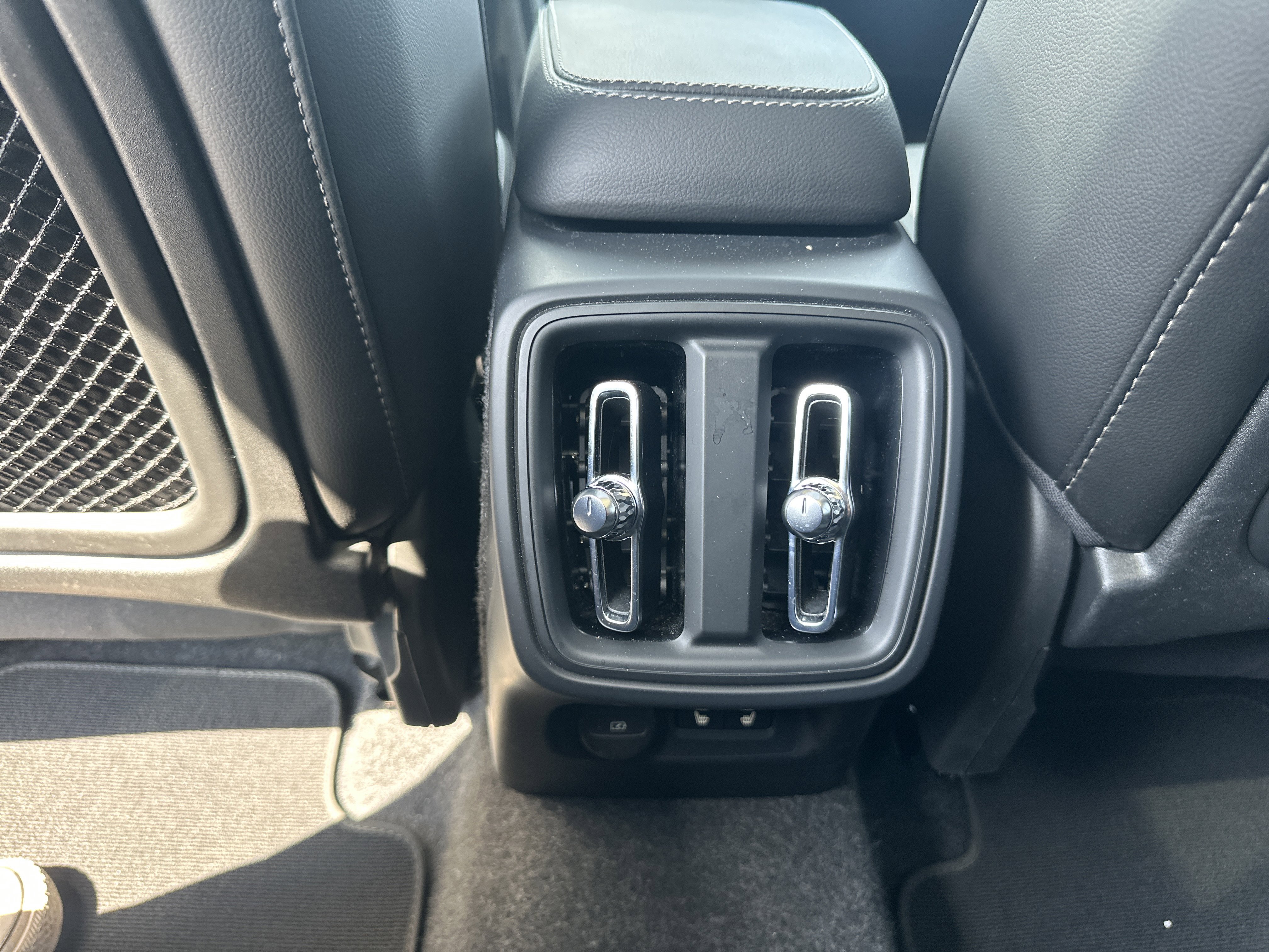 Used 2025 Volvo XC40 B5 Core image 18