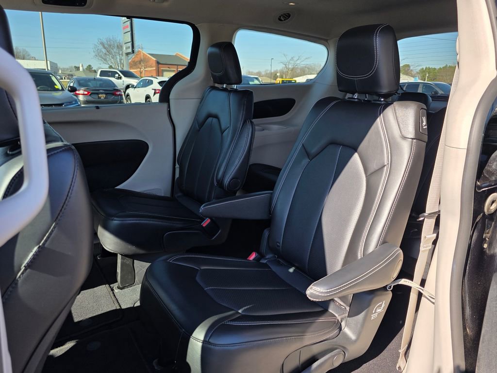 Used 2024 Chrysler Pacifica Touring-L image 30