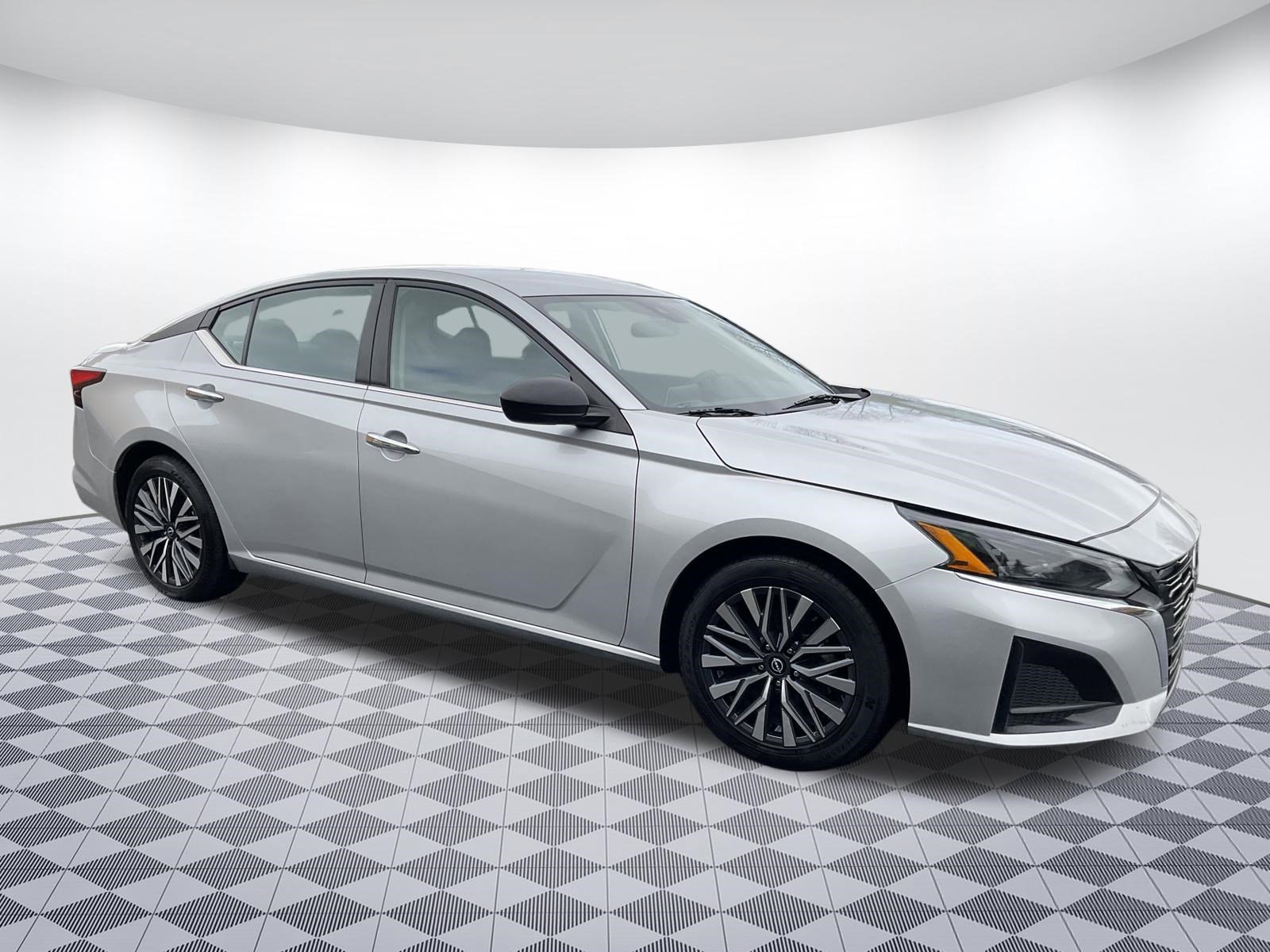 Used 2024 Nissan Altima 2.5 SV image 1