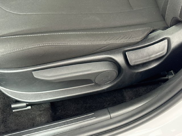 Certified 2025 Hyundai Elantra SEL FWD image 32