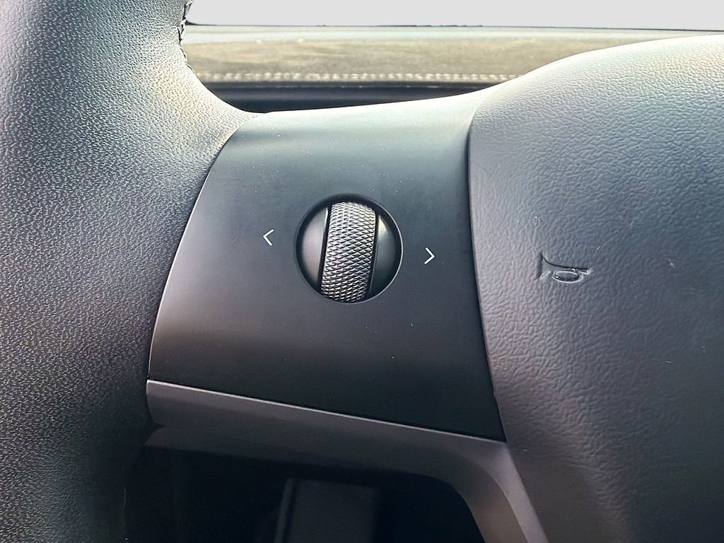 Used 2023 Tesla Model Y Long Range image 33