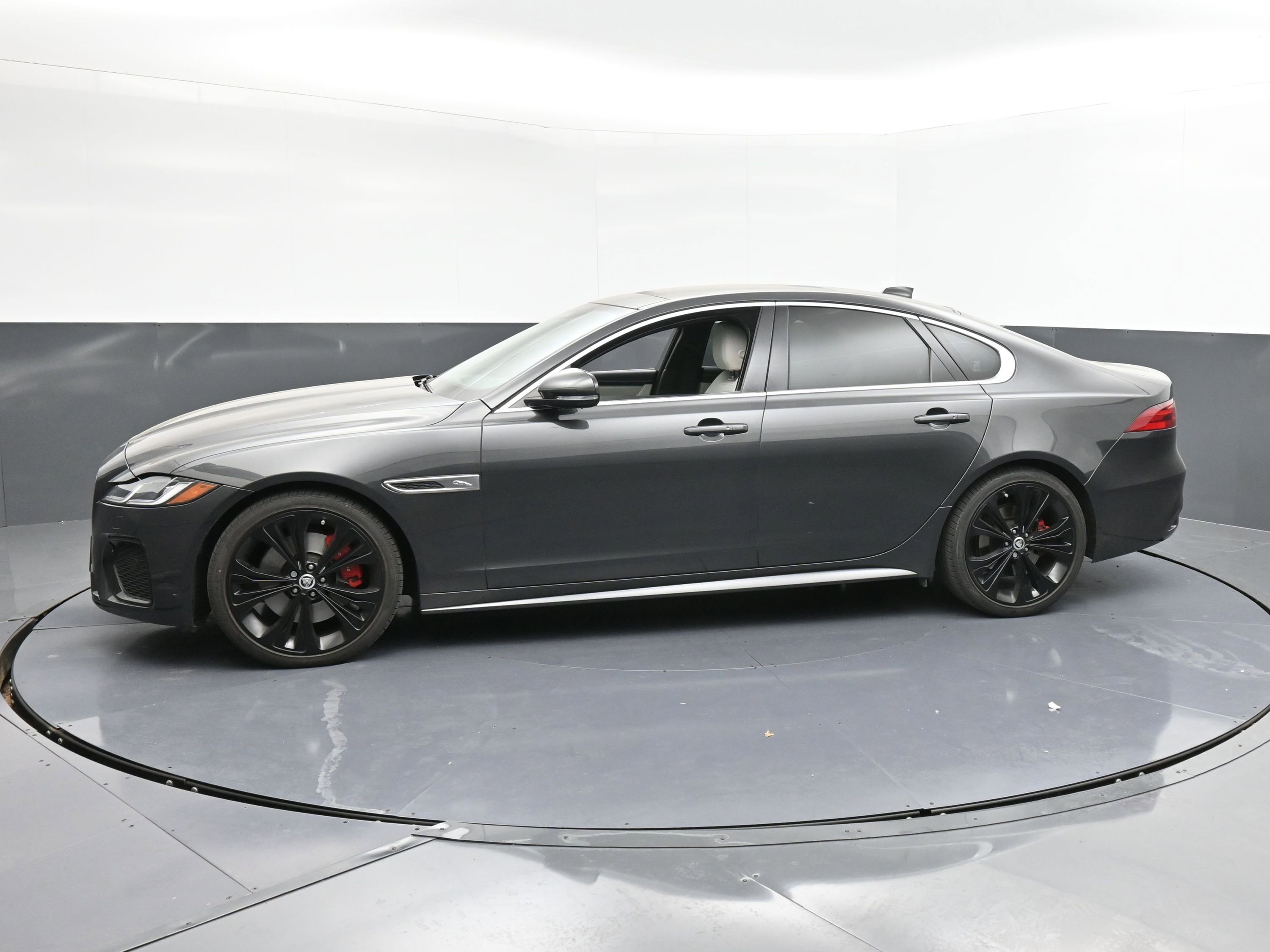 Used 2024 Jaguar XF R-Dynamic SE image 5