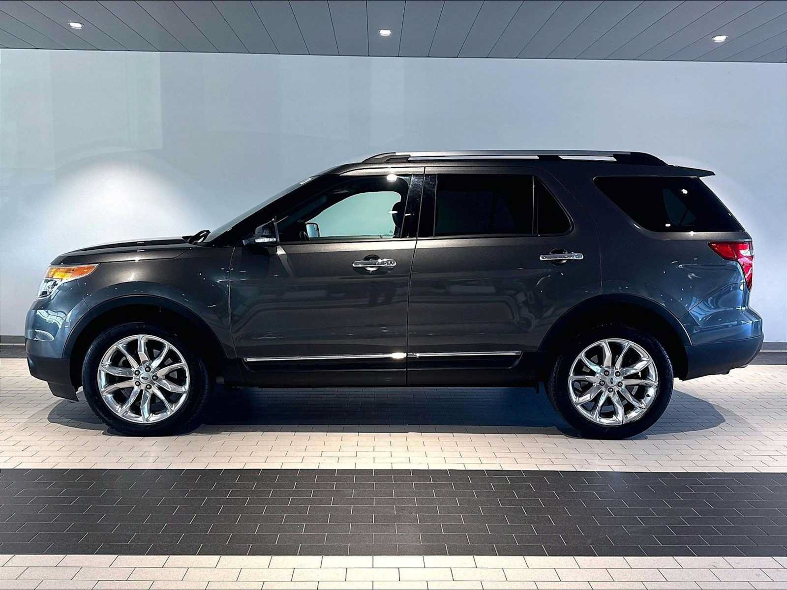 Used 2015 Ford Explorer XLT w/ Equipment Group 202A AWD/4WD image 2