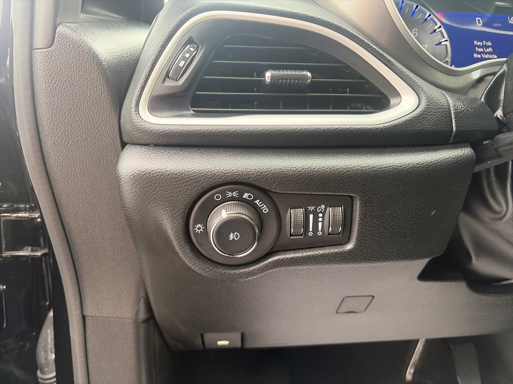 Used 2025 Chrysler Pacifica Select FWD image 31