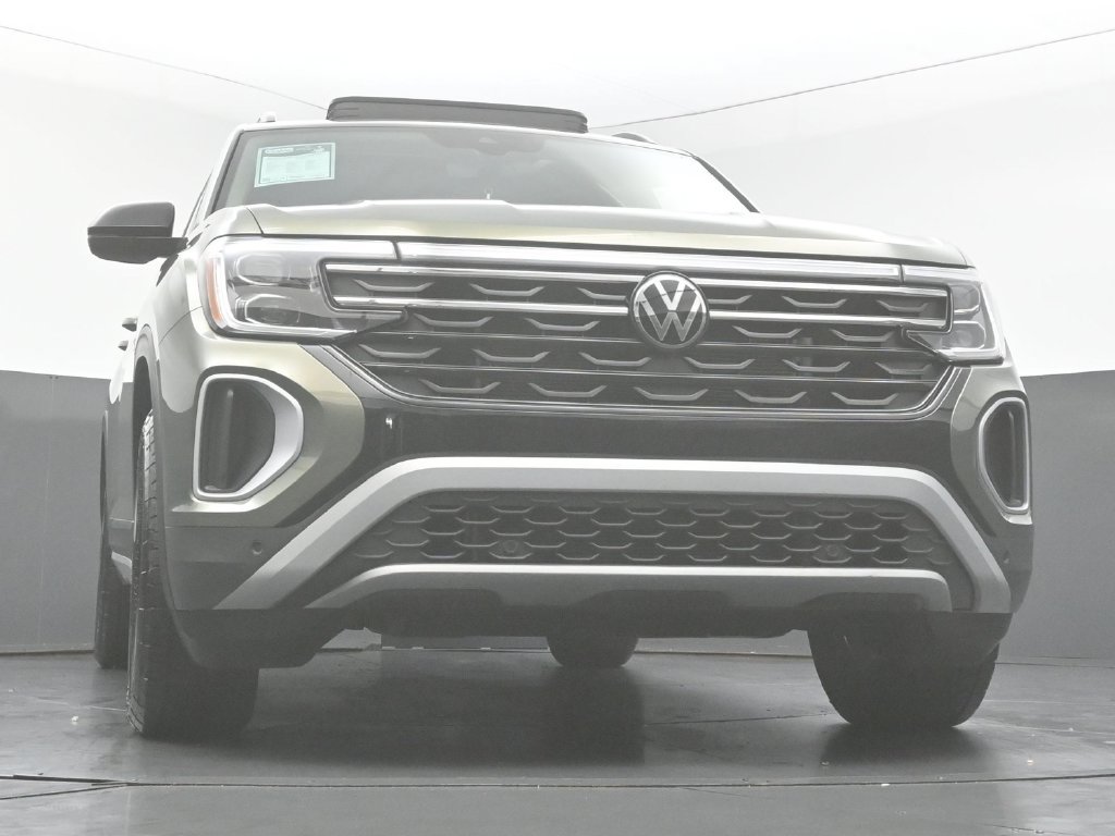 Used 2025 Volkswagen Atlas Peak Edition SE AWD/4WD image 48