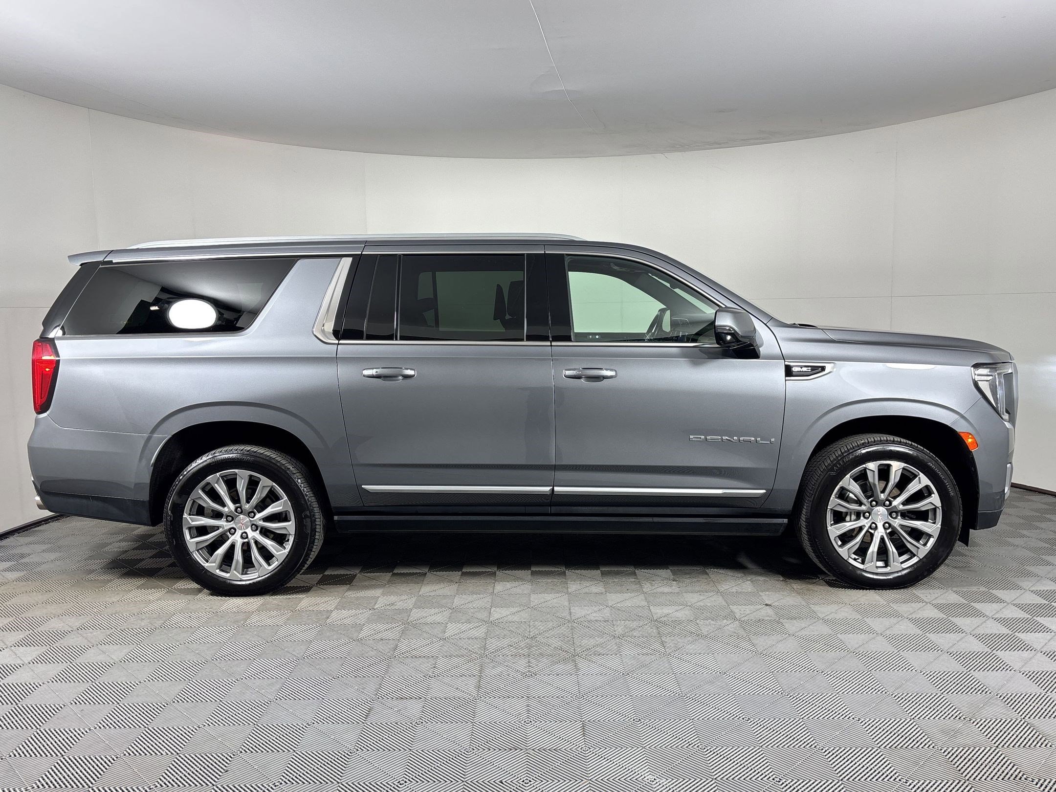 Used 2021 GMC Yukon XL Denali w/ Denali Premium Package RWD image 8