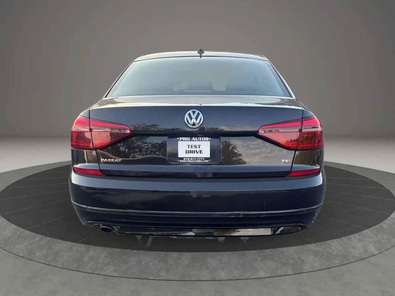 Used 2018 Volkswagen Passat 2.0T R-Line FWD image 5
