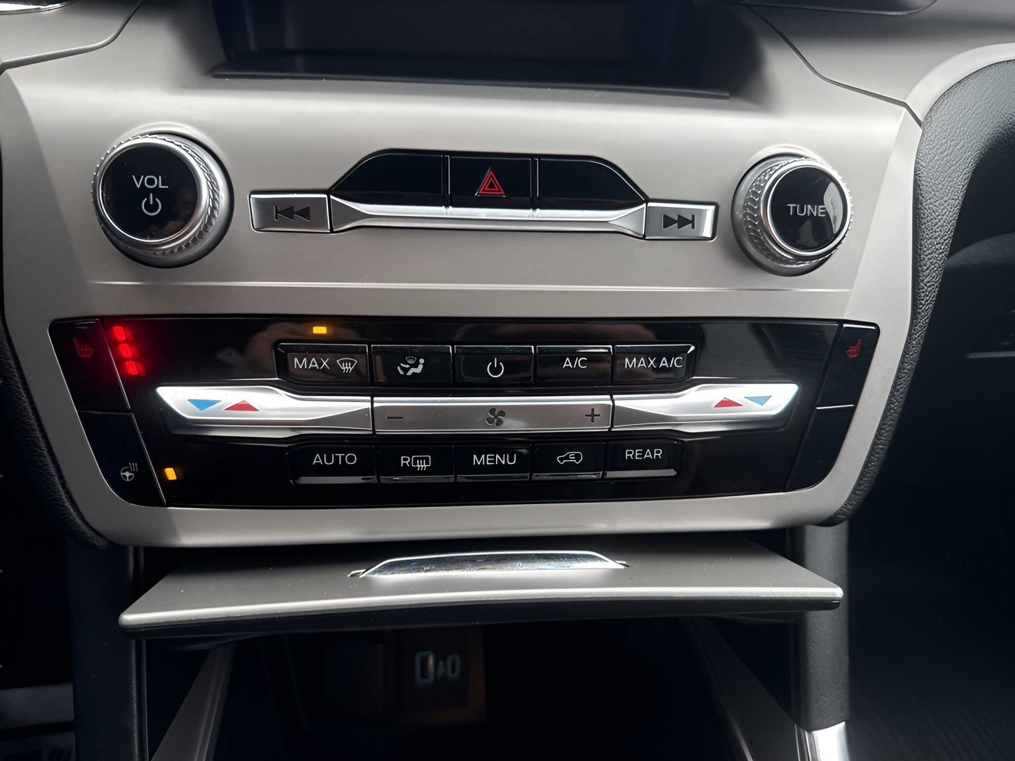 Used 2023 Ford Explorer XLT w/ Equipment Group 202A image 39